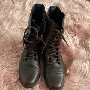 Brown letter Combat boots with the zipper on the side